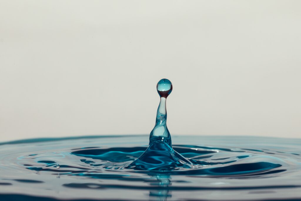 Serene Macro Water Drop Splash - Intricate Fluid Motion Wallpaper