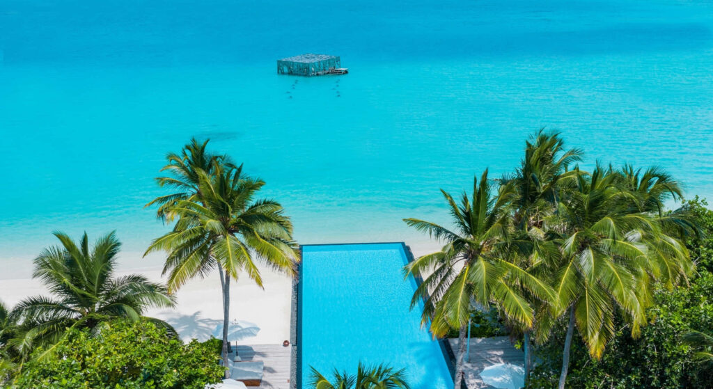 Tropical Paradise Wallpaper: Tranquil Maldives with Turquoise Waters