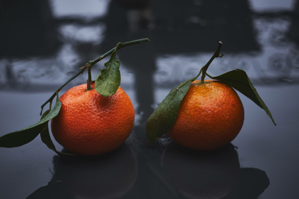 Serene Mandarin Oranges Desktop Wallpaper: Vibrant & Glossy Background