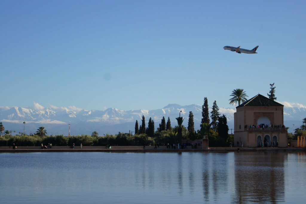 Serene Menara Gardens in Morocco: Tranquil Water & Atlas Mountains Wallpaper