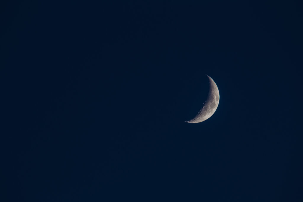 Serene Crescent Moon Minimalist Wallpaper for Calm Backgrounds