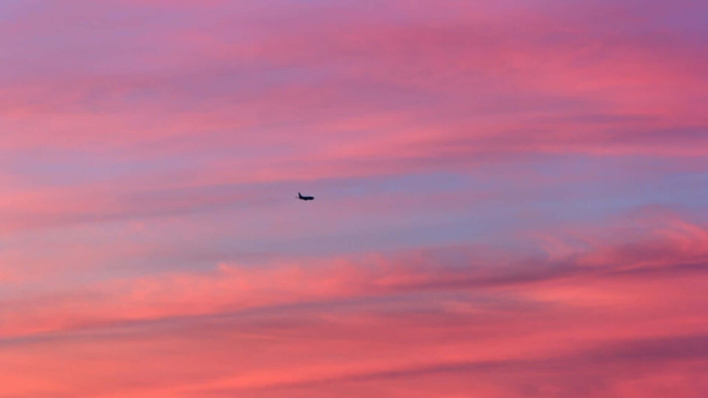 Serene Minimalist Sky Wallpaper: Soft Pink & Purple Gradient Background