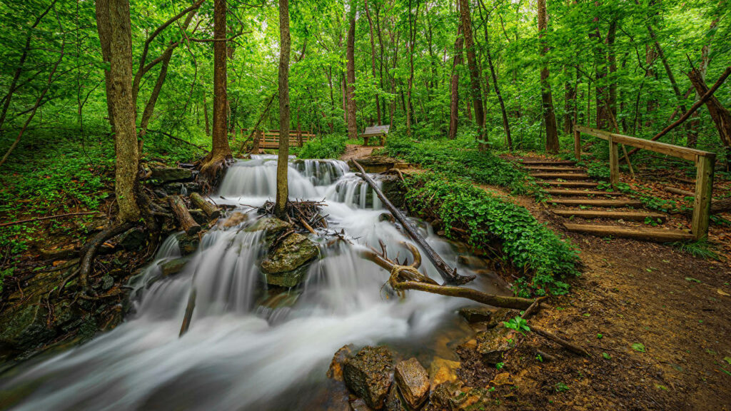 Serene Missouri Wallpaper: Lush Greenery & Cascading Waterfall