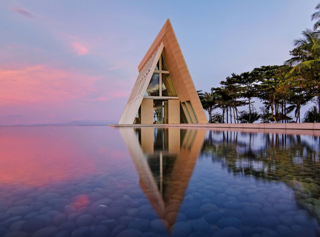 Tranquil Sunset Wallpaper: Modern Structure Reflected in Calm Waters