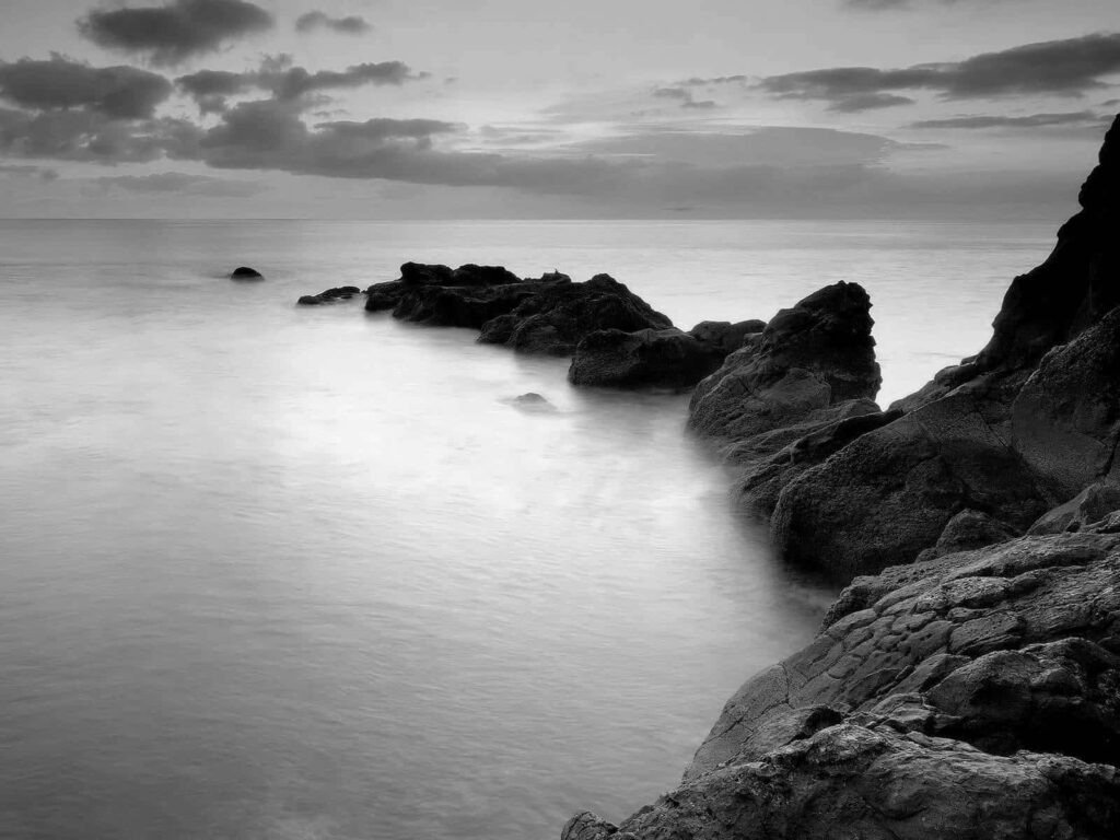Serene Monochrome Coastal Landscape Wallpaper - Timeless Elegance