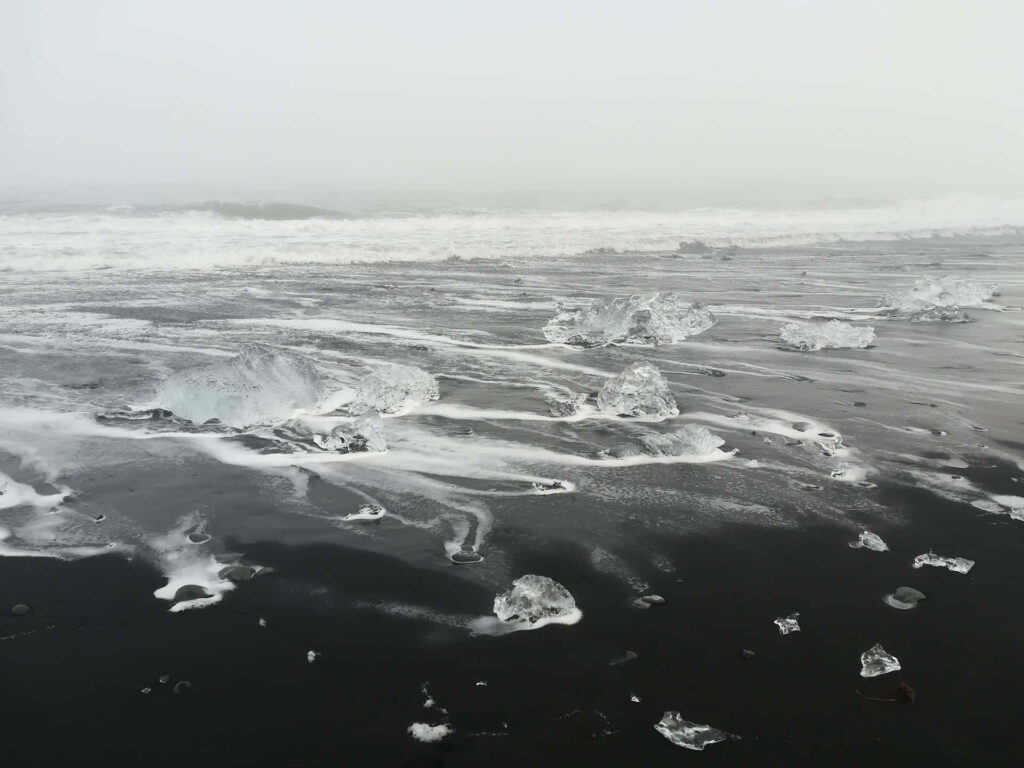 Serene Monochrome Shoreline Wallpaper: Ethereal Waves & Ice Formations