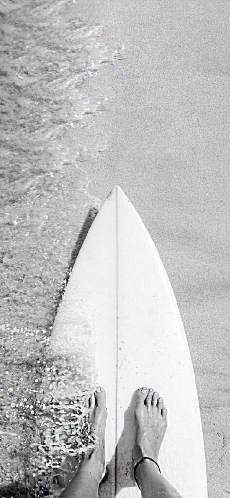 Serene Monochrome Surfboard Wallpaper: Dynamic Beach Scene