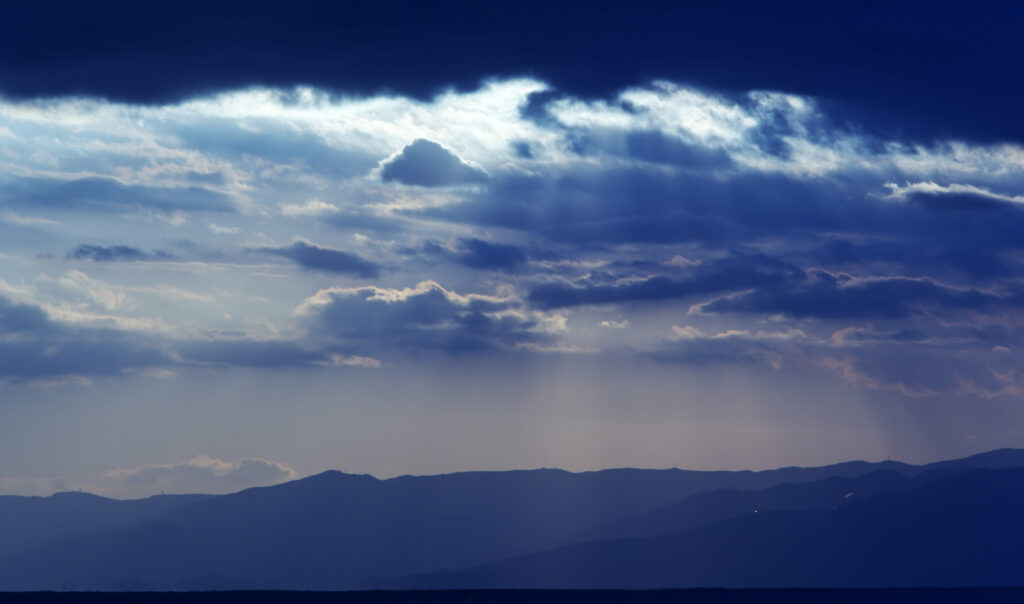 Serene Mountain Landscape Wallpaper: Tranquil Sky & Sunlight Rays