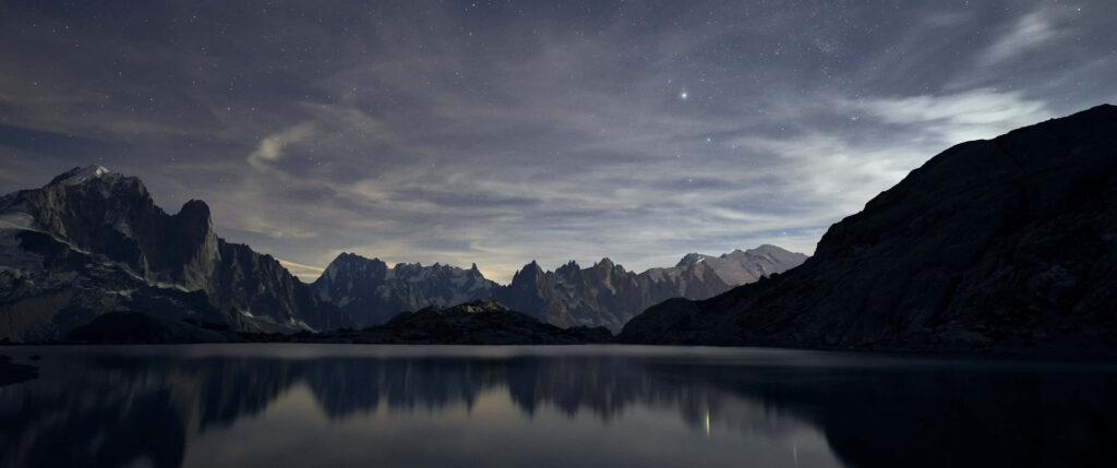 Tranquil Night: Majestic Mountains Reflect in Serene Lake Wallpaper