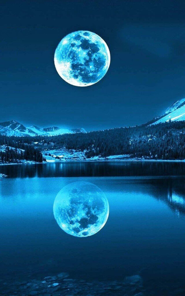 Tranquil Night Scene: Full Moon Over Calm Waters - Wallpaper Background
