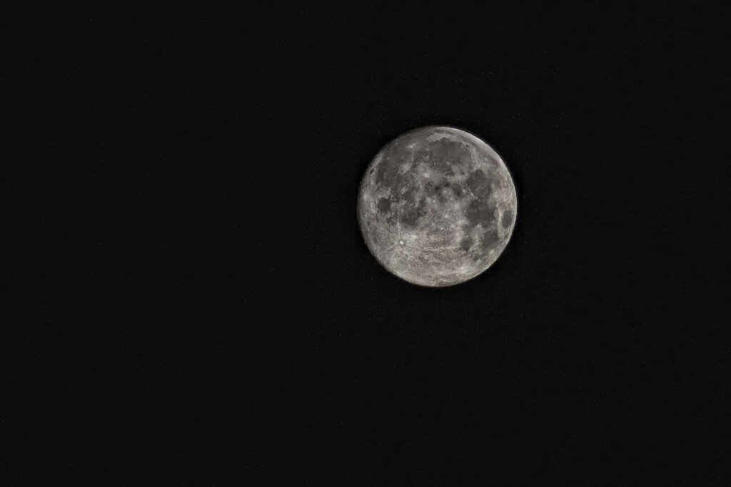 Serene Night Sky Wallpaper: Full Moon & Starry Background