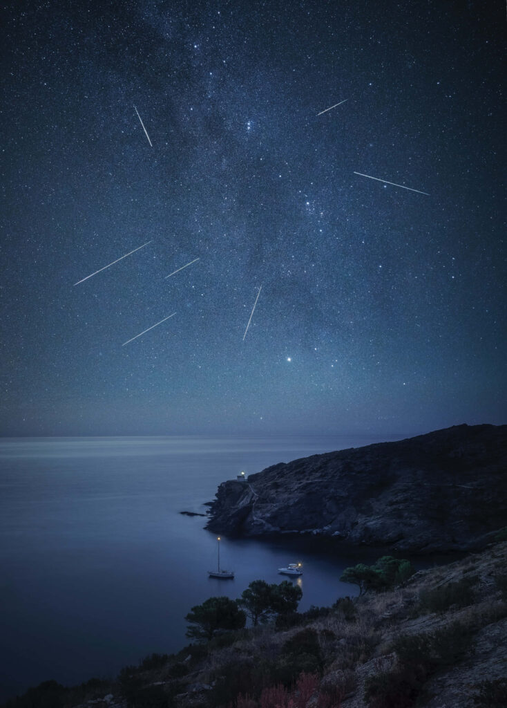 Serene Night Sky Wallpaper: Meteor Streaks Over Calm Waters