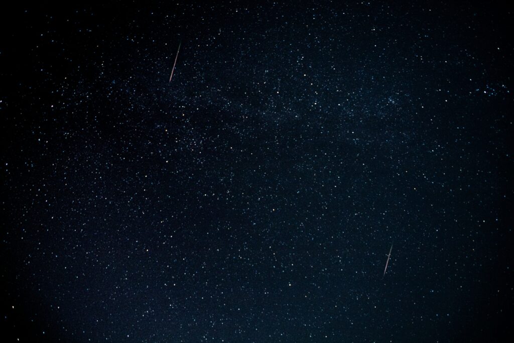 Serene Night Sky Wallpaper with Twinkling Stars & Falling Stars