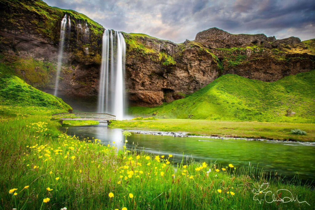 Serene Oasis Wallpaper: Majestic Waterfall & Lush Greenery Scene