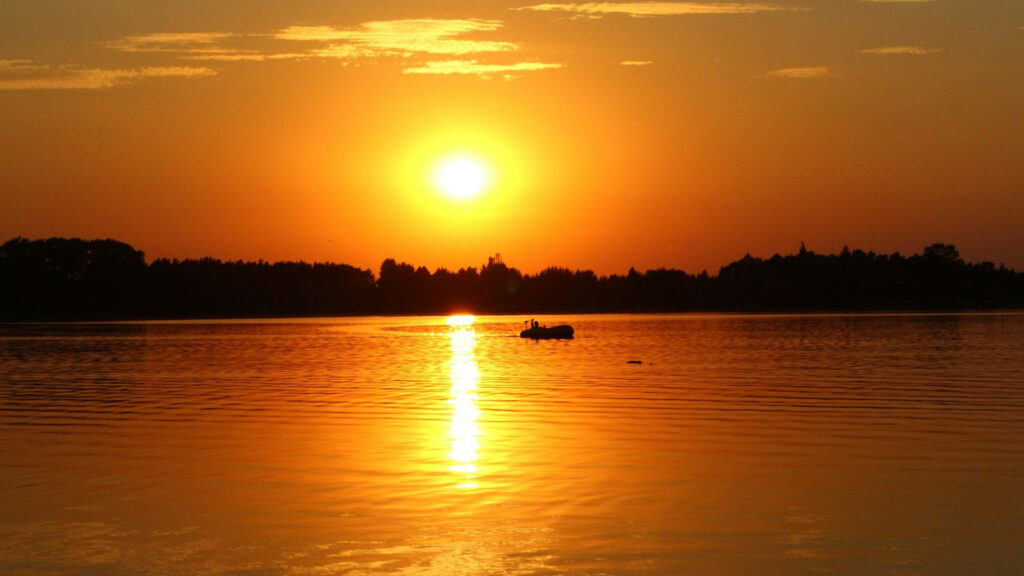 Serene Ocean Sunset Wallpaper - Tranquil Boat & Golden Sky