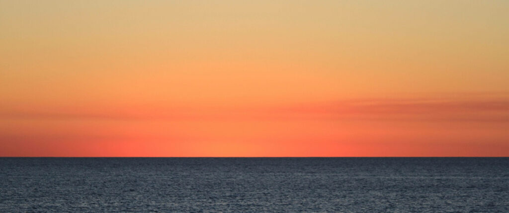 Serene Ocean Sunset Wallpaper - Warm Gradient for Ultrawide 3440x1440