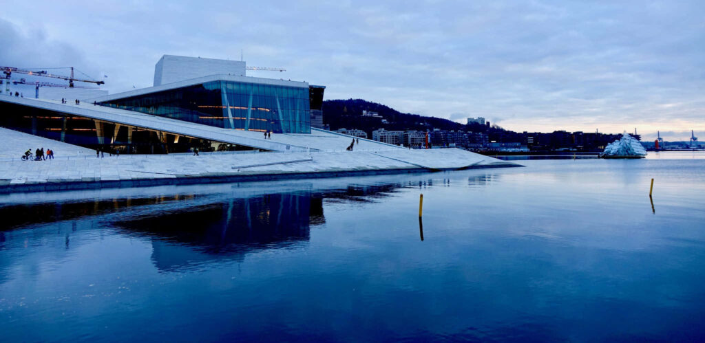 Serene Oslo Opera House Dusk View - Modern Architecture Wallpaper