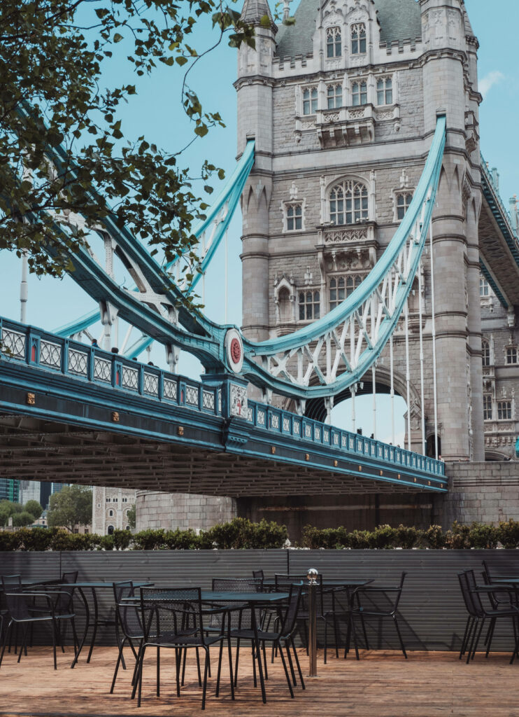 Serene Outdoor Dining with Tower Bridge: Stunning Wallpaper Background