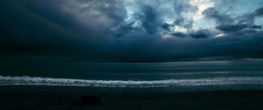 Tranquil Overcast Beach Wallpaper for OLED Monitors - Moody Atmosphere
