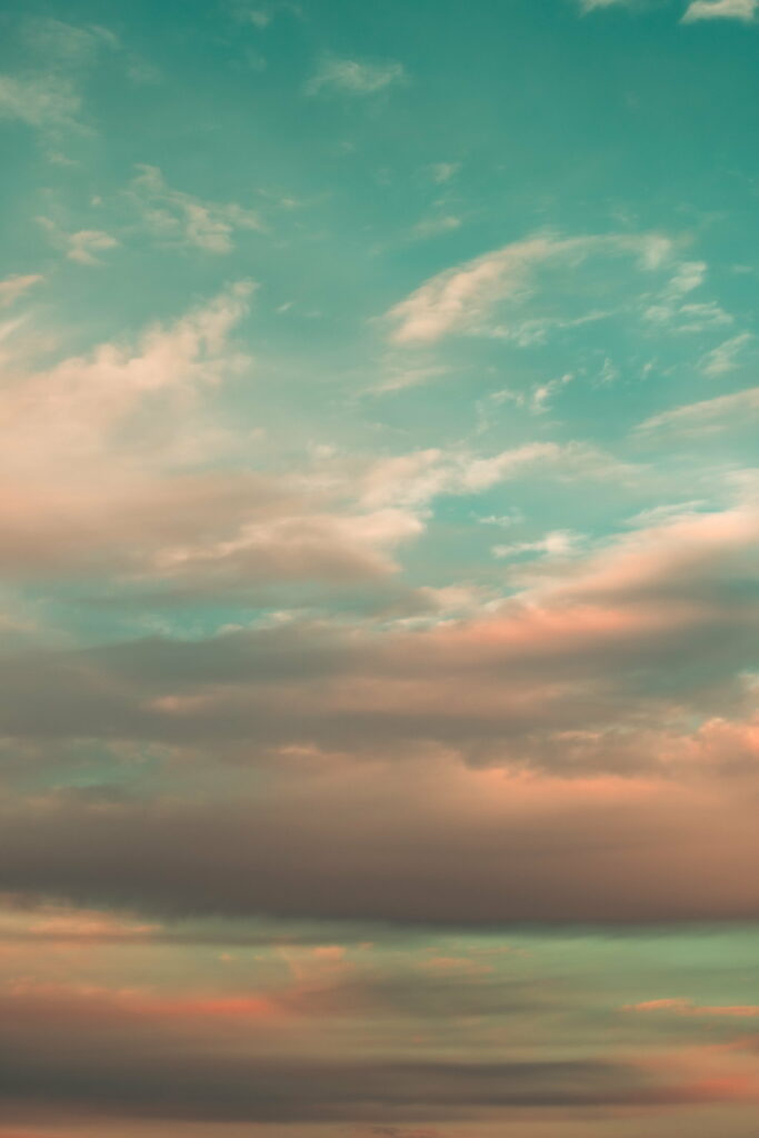 Tranquil HD Phone Wallpaper: Pastel Clouds & Serene Horizon