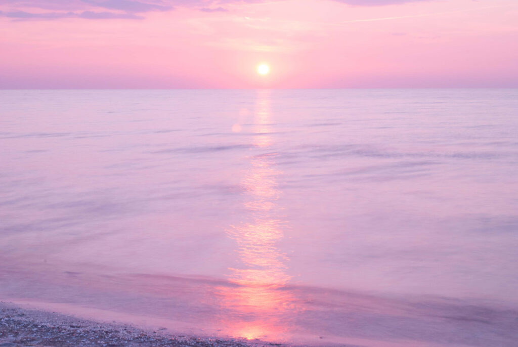 Serene Pink Beach Sunset Wallpaper - Calm Waters & Sky Gradient