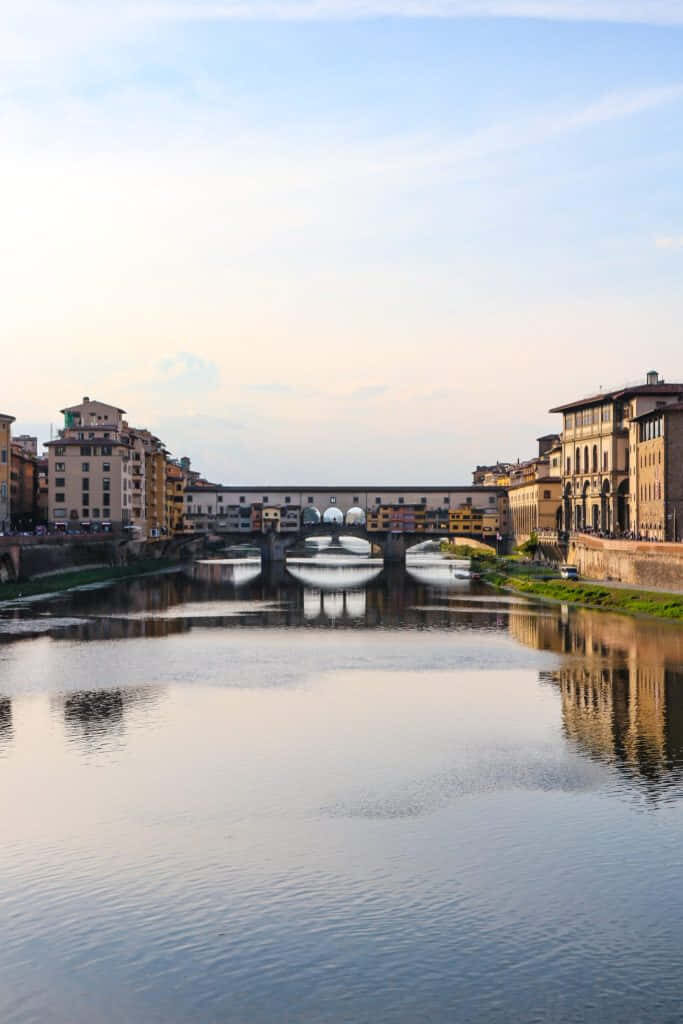 Serene Ponte Vecchio Wallpaper: Tranquil Florence Evening Reflections