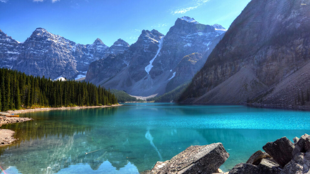 Serene Majesty: A Spectacular 4K Wallpaper Showcasing a Pristine Blue Mountain Lake as MacBook Pro Background