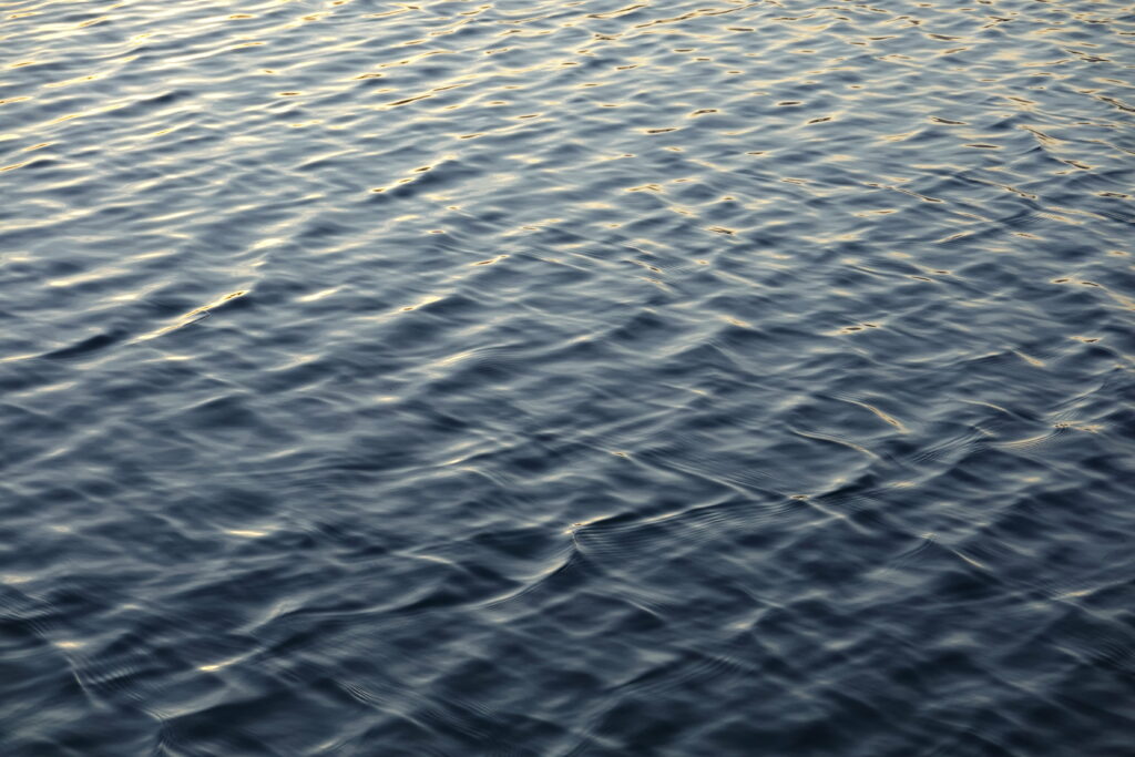 A Serene Kaleidoscope: Mesmerizing Waves and Rippling Water in a Breathtaking 5K Wallpaper