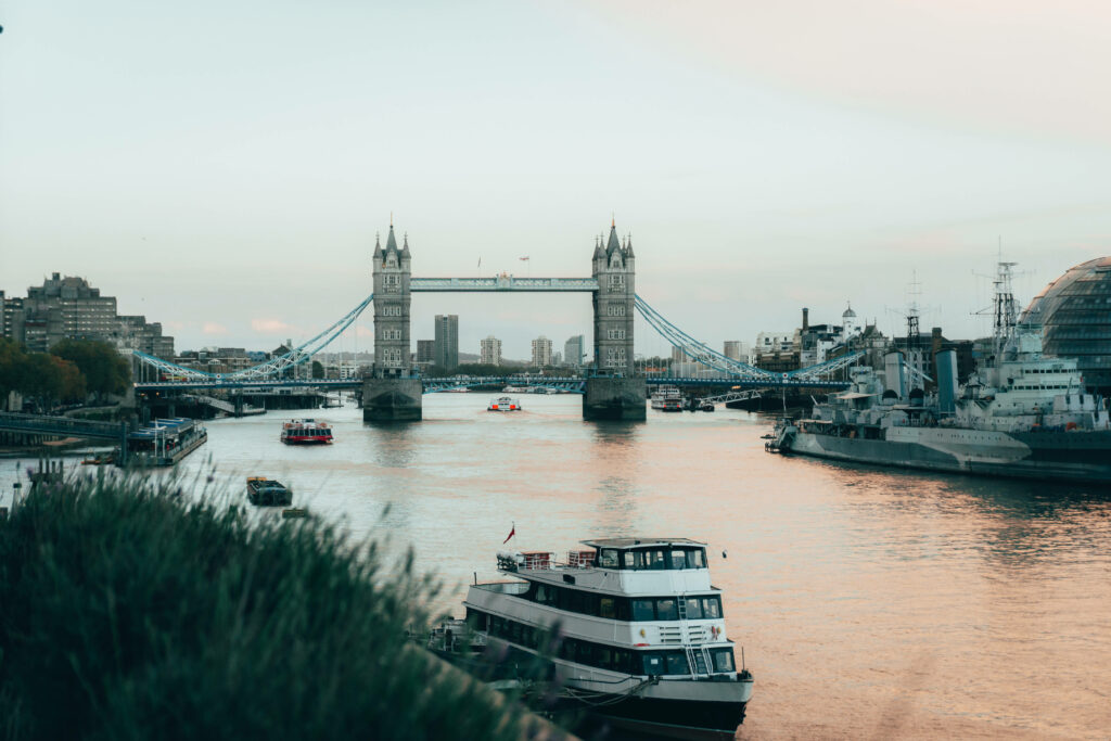 Serene Thames Boats at Dusk with Tower Bridge - Wallpaper Background