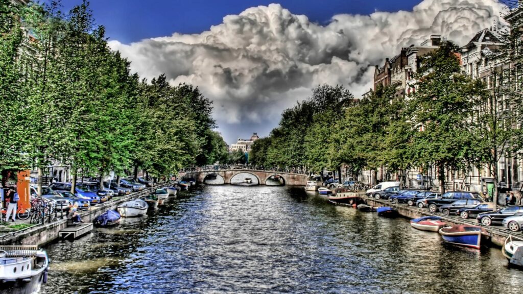Serene River Wallpaper: Vibrant HDR Sky & Boats Amidst Lush Trees