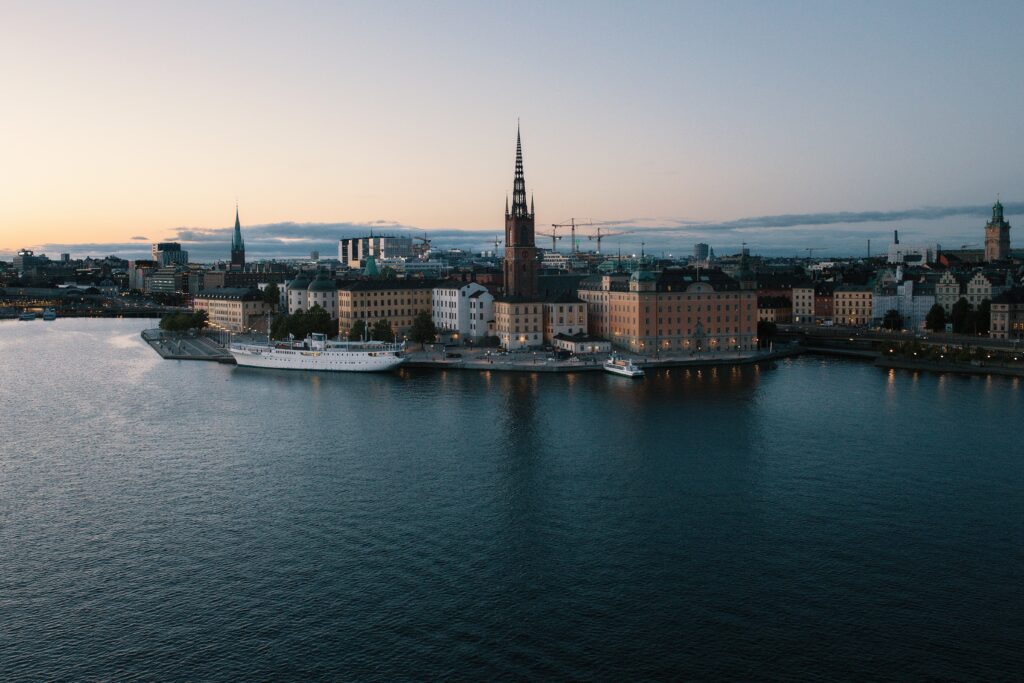 Serene Riverside Dusk Wallpaper: Charming Cityscape & Reflections
