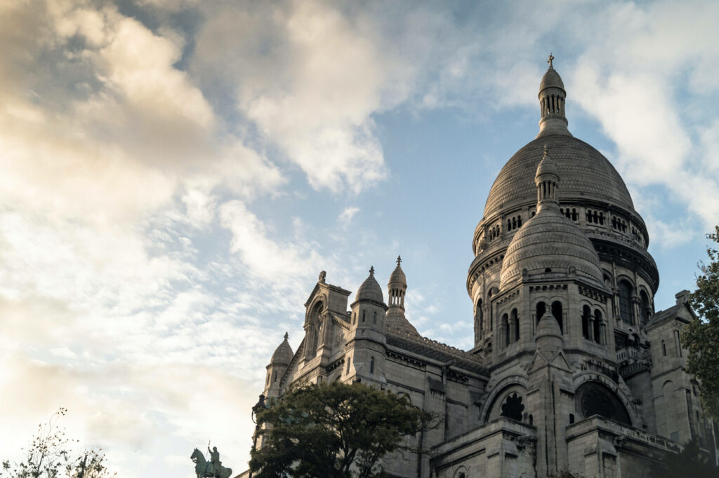 Stunning Sacré-Cœur Basilica Wallpaper Against Dramatic Sky