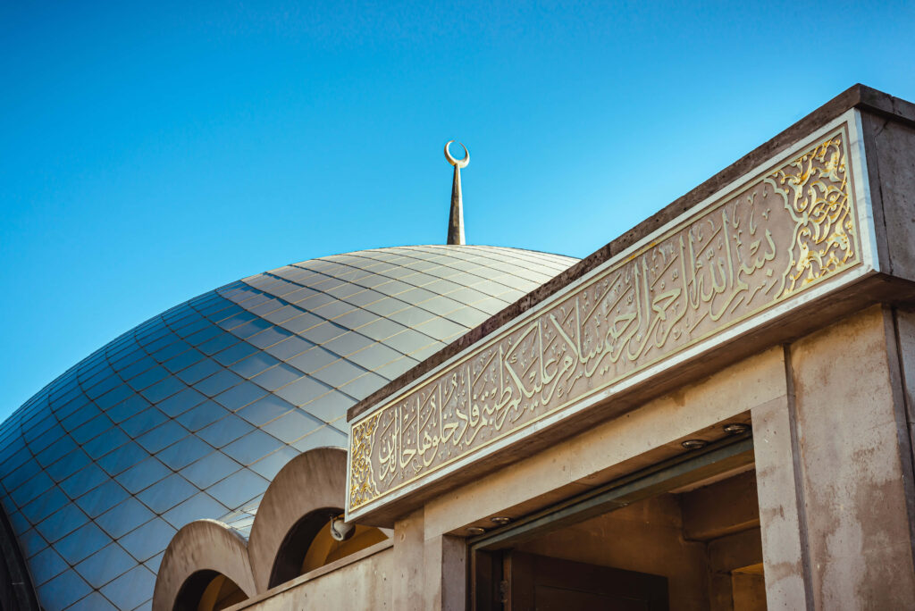 Serene Sakirin Mosque: Striking Blue Dome & Islamic Calligraphy Wallpaper