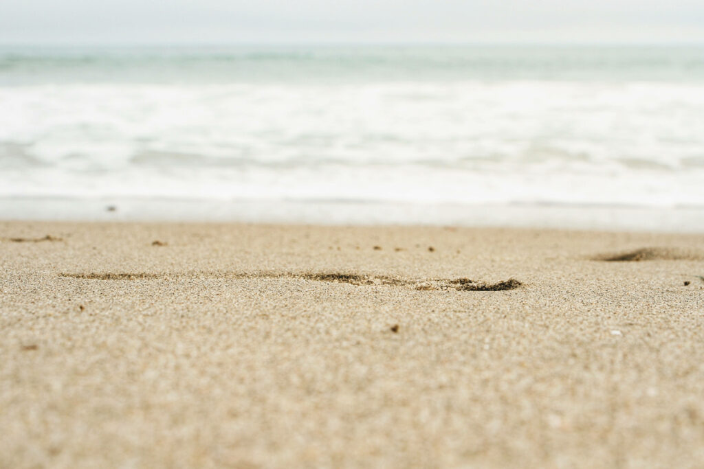 Serene Sandy Beach Wallpaper: Gentle Waves & Calming Ocean Atmosphere