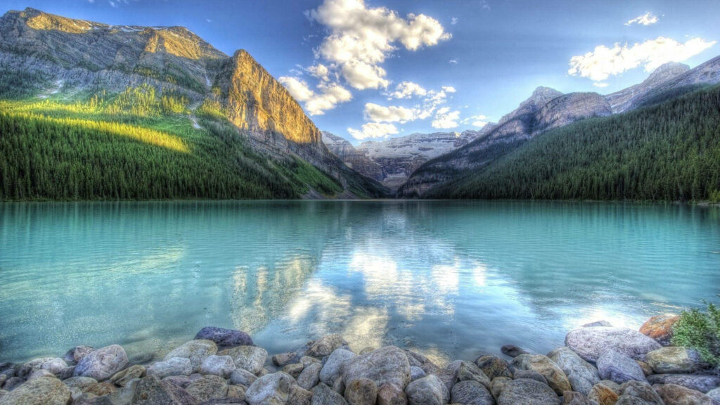 Tranquil Waters: A Stunning Landscape Wallpaper of Lake Louise