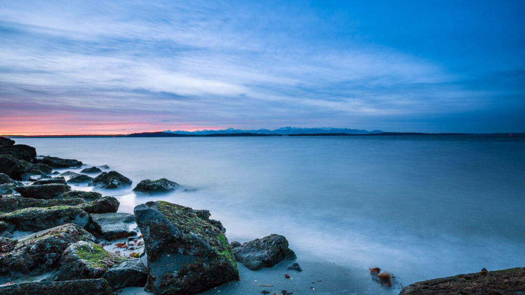 Serene 4K Computer Wallpaper: Mossy Rocks Grace the Seaside