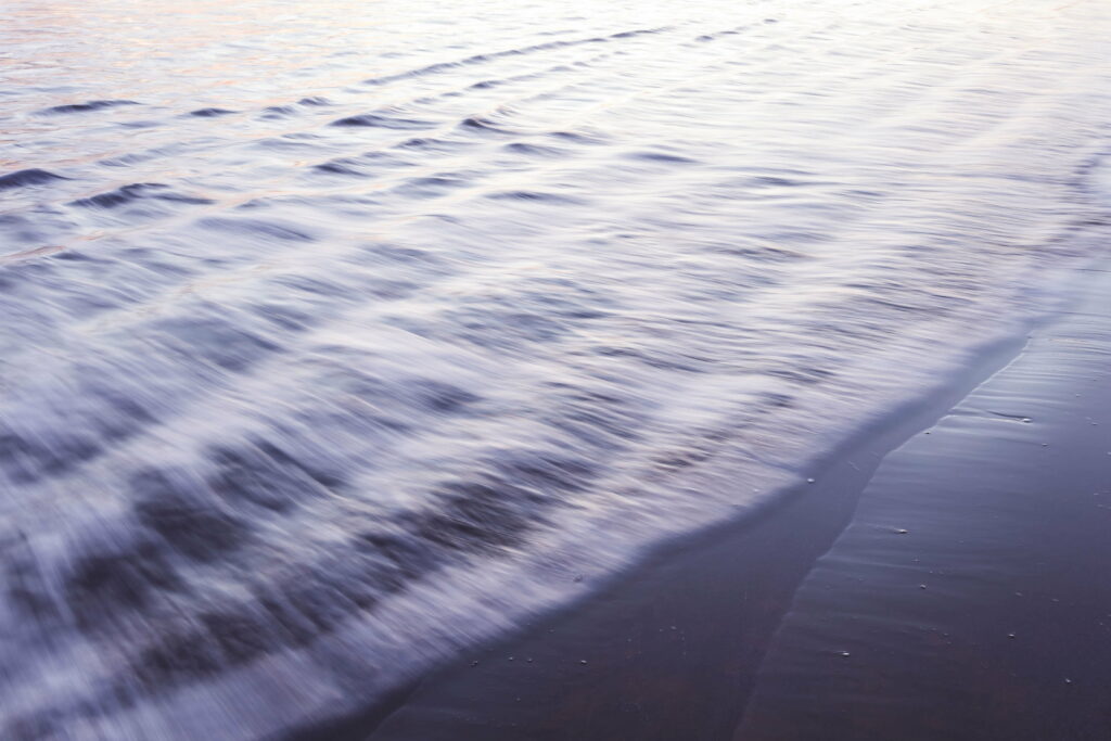 Coastal Serenity: Captivating Beachscape with Majestic Waves - Exquisite 4K Nature Wallpaper