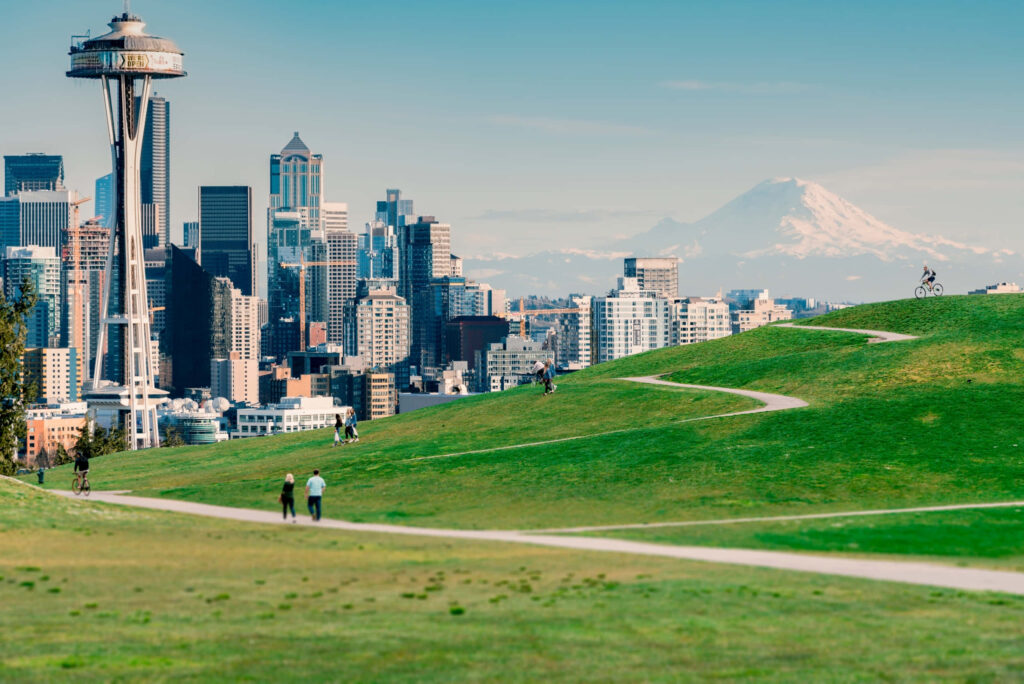Serene Seattle Skyline Wallpaper: Space Needle & Mount Rainier View
