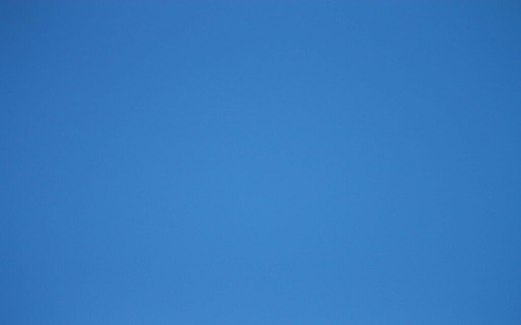 Blue Serenity: An Unadorned and Crystal-clear QHD Wallpaper