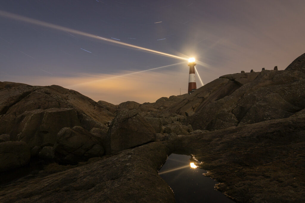 “Skrova Lighthouse at Night: Serene Starry Sky Wallpaper”