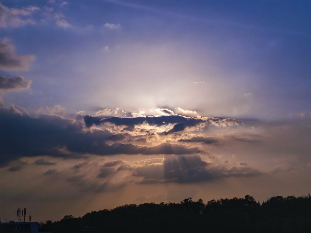 Serene Sky Wallpaper: Sunlight & Silhouetted Trees in Tranquil Beauty