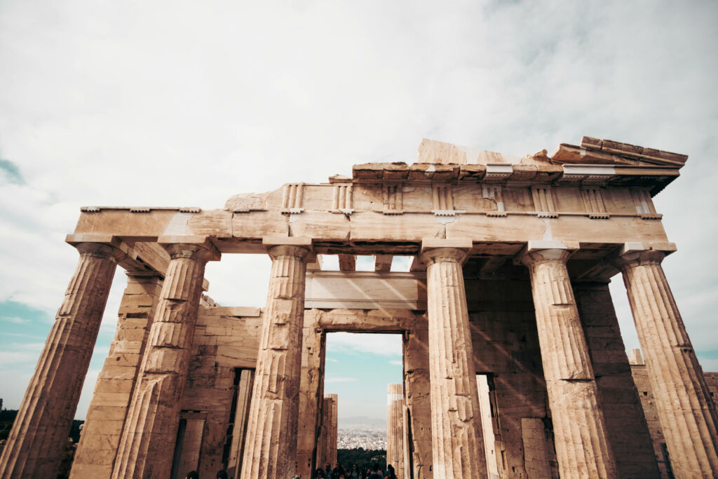 Timeless Greece: Ancient Architectural Marvels Wallpaper Background