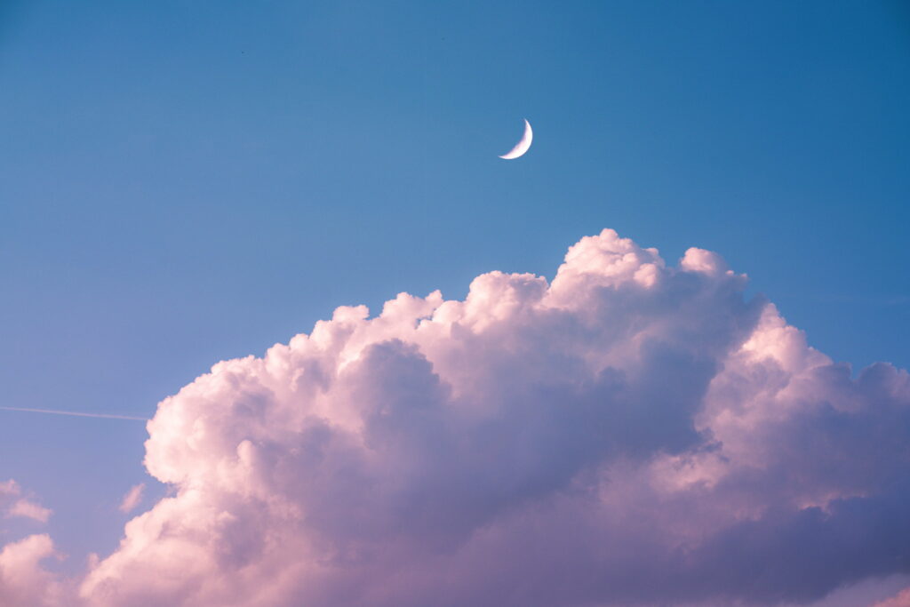Serene Crescent Moon Wallpaper: Calm HD Background with Clouds