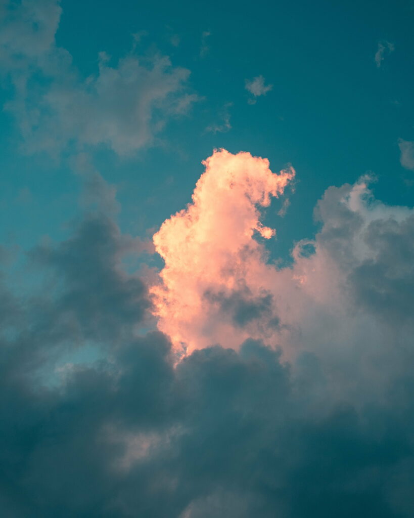 Tranquil HD Phone Wallpaper: Serene Sky & Fluffy Clouds Background