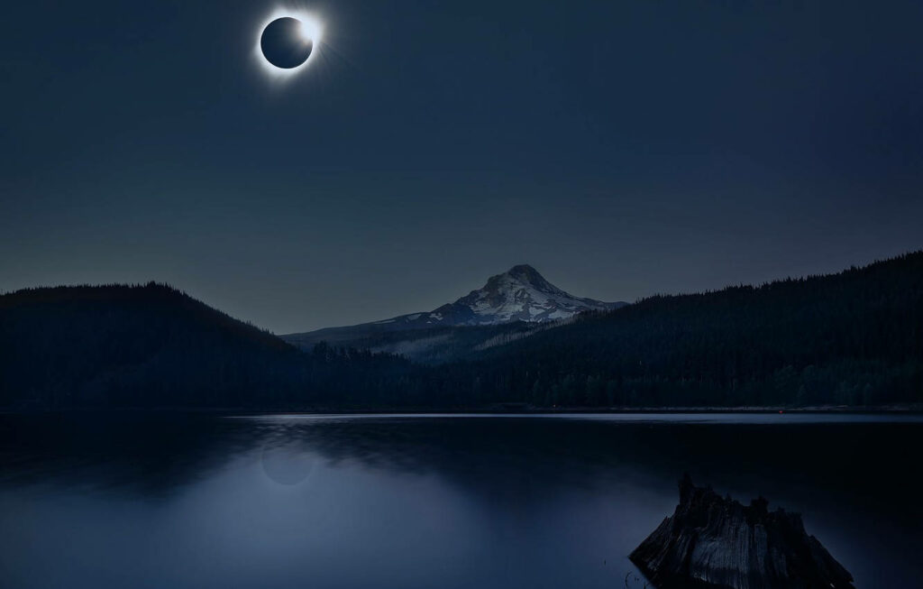 Serene Solar Eclipse Wallpaper: Tranquil Lakeside & Silhouetted Mountain