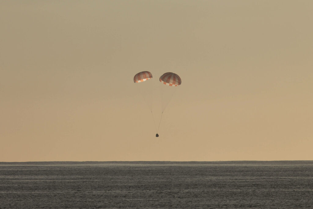 Serene SpaceX Starship Dusk Wallpaper with Parachutes Over Ocean