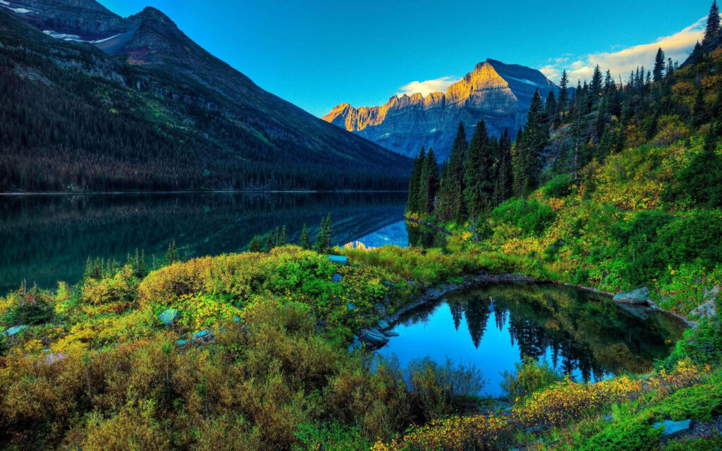 Picturesque Spring Landscape Wallpaper: Lush Greenery & Tranquil Lake