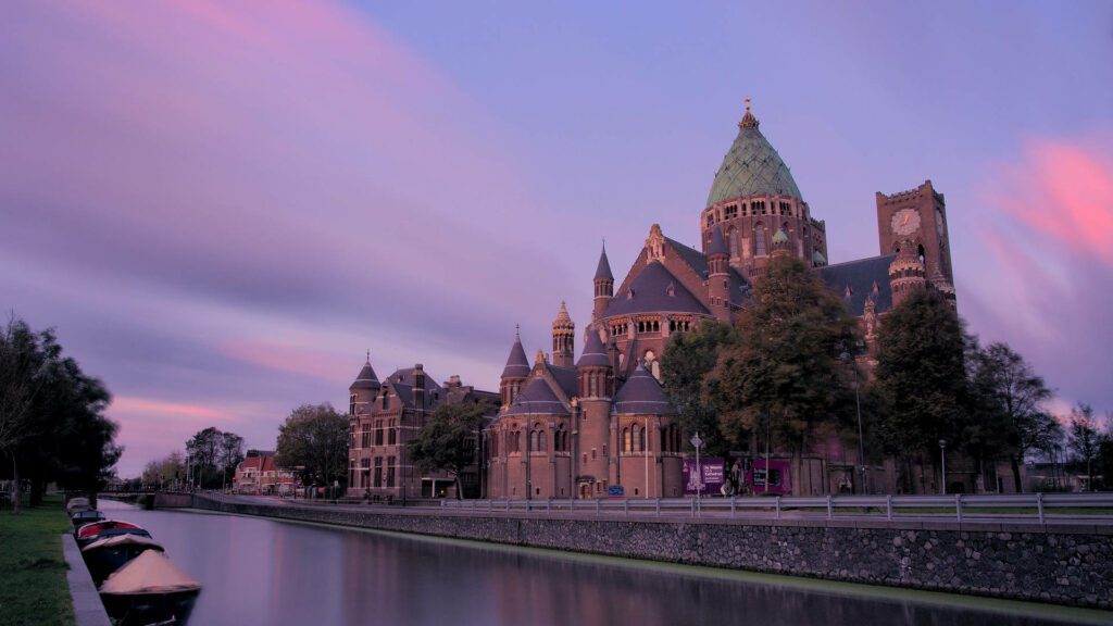 St. Bavo Cathedral Twilight Wallpaper: Serene Canal Views