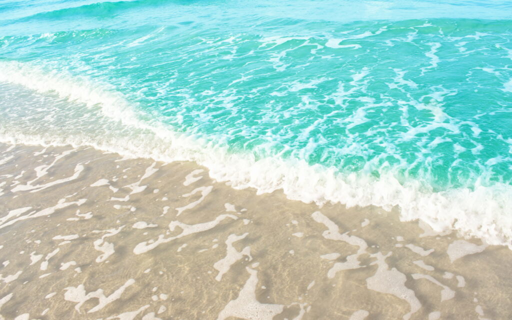 Summer Bliss: Serene Seaside Escape in QHD Wallpaper