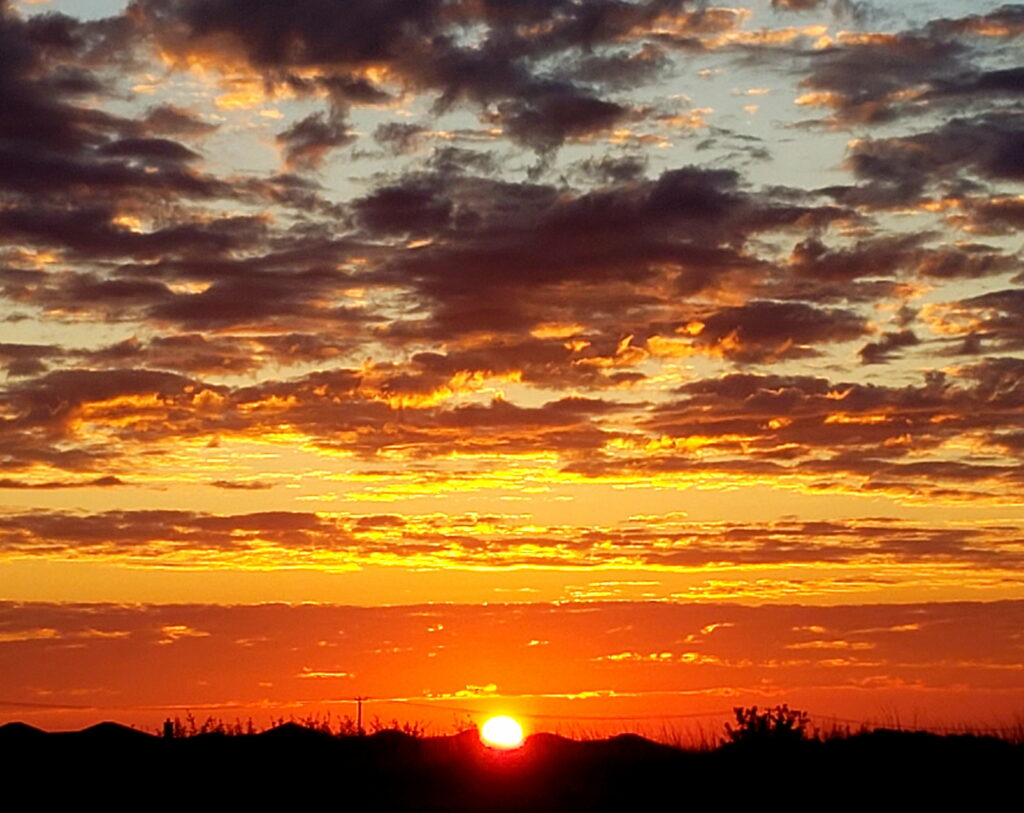 Serene Sunrise HD Wallpaper: Golden Rays & Cloudy Sky Background